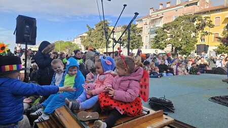 Mlade maškare so se tudi med sabo zabavale.  